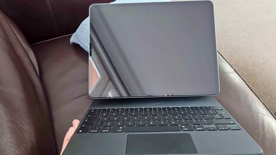 Apple iPad Pro 12.9inch M2 6th Gen 128WiFi + 5G. Official Apple magic keyboard. With original boxes